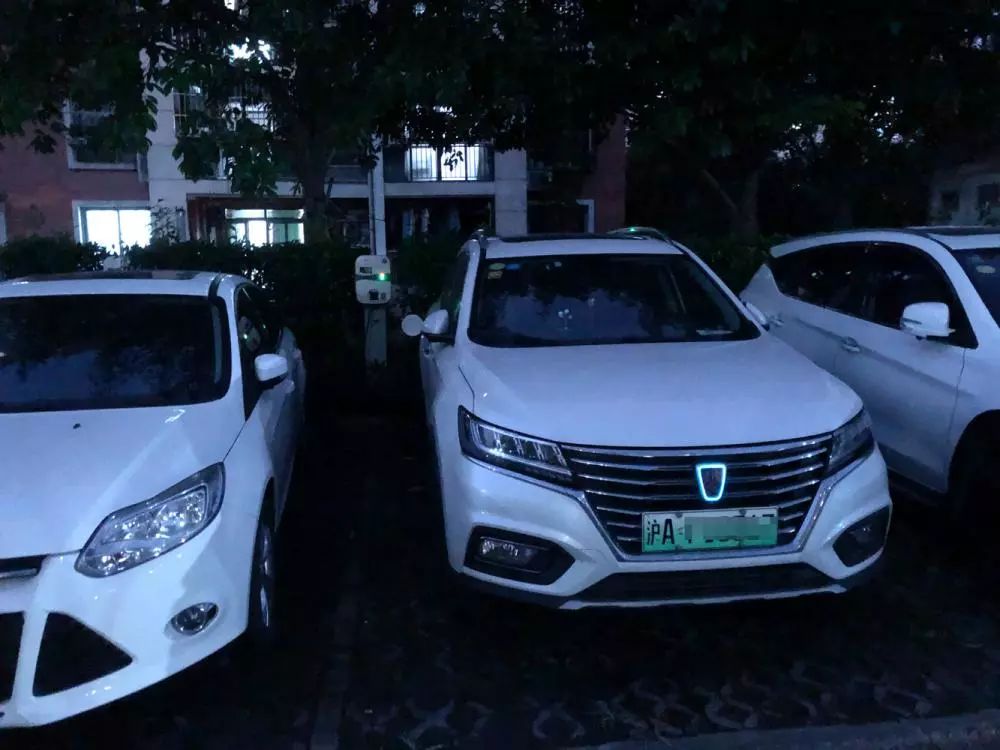 想給車(chē)充電得開(kāi)10公里！如何解決出租車(chē)夜間“一樁難求”？